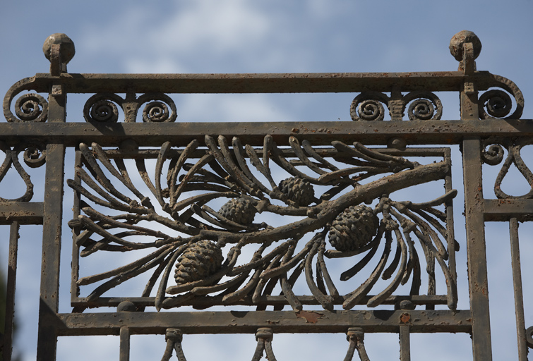 Grille en fer forgé du portail nord. Détail.