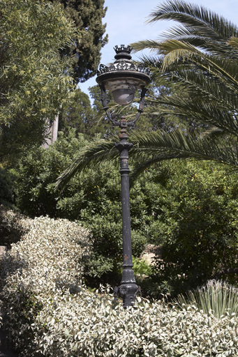 Lampadaire dans le jardin.