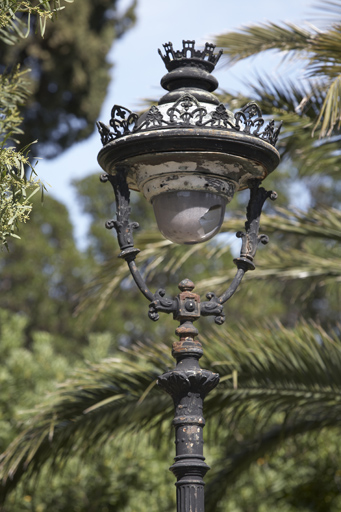 Lampadaire dans le jardin.