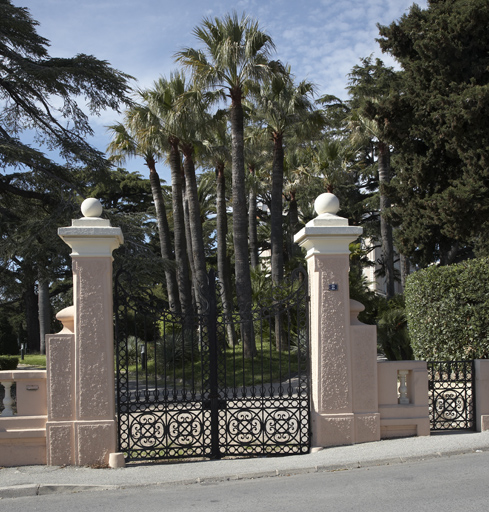 Portail sur le boulevard Beau Site.