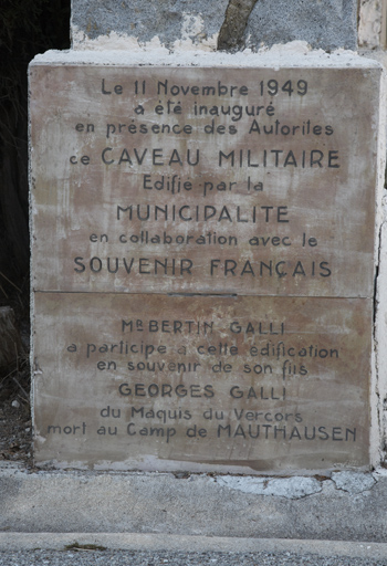 Plaque commémorative de l'inauguration du caveau militaire le 11 novembre 1949.