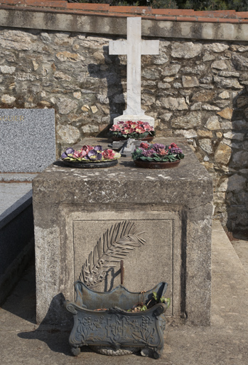 Mur sud-est. Concession 87. Tombeau sculptée d'une palme et de décorations militaires.