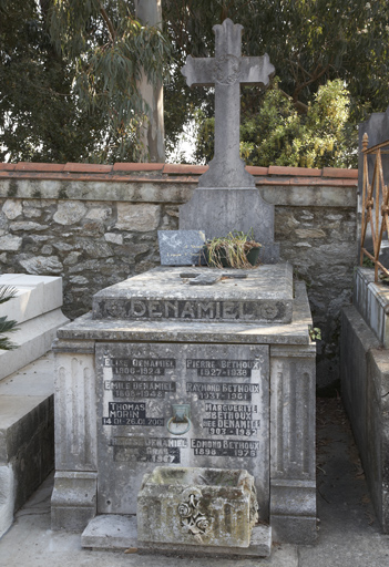 Mur sud-ouest. Concession 64 (entre 1922 et 1926). Tombeau de la famille Denamiel.