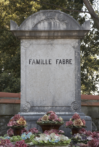 Mur sud-ouest. Concession 90 (entre 1922 et 1926). Tombeau de la famille Fabre. Abondant décor de corbeilles de roses en céramique, rapportées.