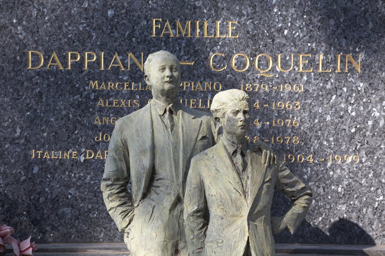 Quatrième division. Concession 44-45. Tombeau de la famille Dappiano-Coquelin. Tombeau vraisemblablement de la fin des années 1970, portant le portrait sculpté en ronde-bosse de deux hommes jeunes. Marbre noir. Statues en bronze.