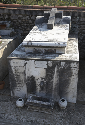 Mur sud-ouest. Concession 81 de 1916. Tombeau de la famille Saudan, dont Henri Saudan (1866-1952), propriétaire du Grand Hôtel à partir de 1895.