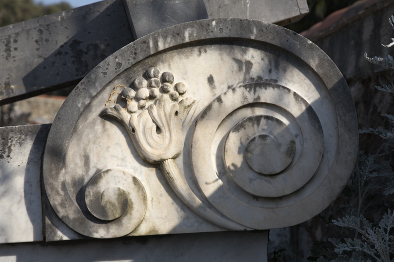 Mur sud-ouest. Tombeau de la famille Saudan, dont Henri Saudan (1866-1952), propriétaire du Grand Hôtel à partir de 1895. Concession de 1916. Décor sculpté sur la face latérale.