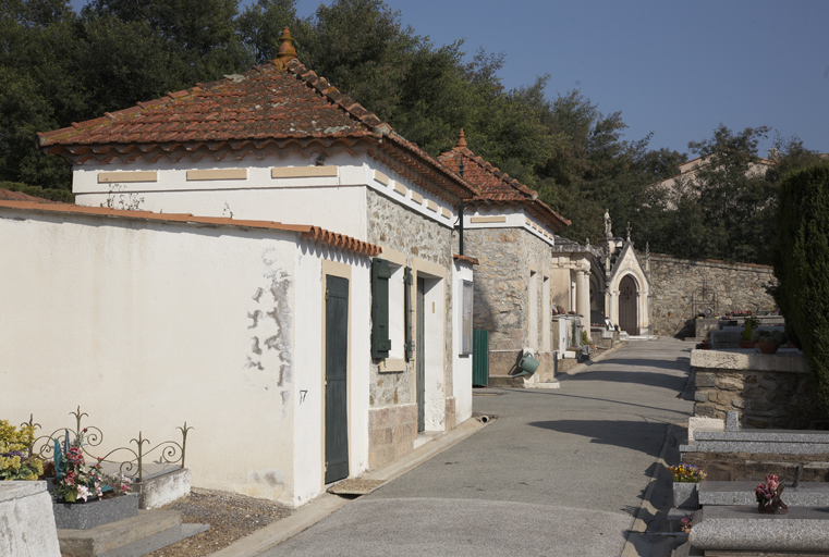 Dépositoire et loge du gardien de part et d'autre de l'entrée.