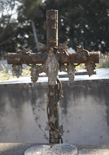 Deuxième division. Concession 39. Tombeau de la famille Lorgues-Cozzano. Croix en métal à motif de lierre entrelacé et portant la Vierge à la croisée.