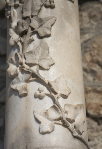 Mur sud-est. Tombeau de la famille Louis Girard. Colonne brisée sculptée d'un rameau de lierre. Détail.
