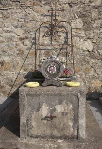 Mur nord-est. Tombeau présentant du mobilier en céramique, bouquets de roses et couronnes d'immortelles, ainsi que la photo d'une jeune femme sur un médaillon en pierre.