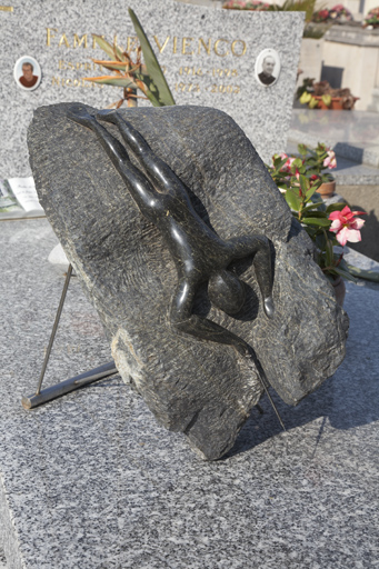 Pierre sculptée rappelant peut-être un accident de plongée.