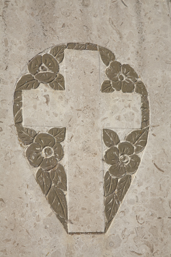 Première extension nord-ouest. Mur nord-est. Tombeau de la famille Dalmasso. Tombeau à décor Art Déco. Motif sculpté en réserve. Années 1920.