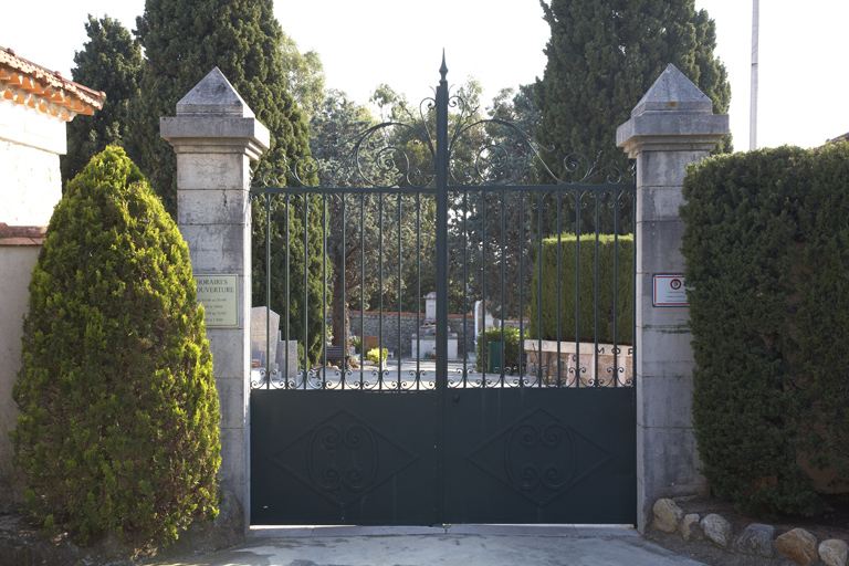 Portail d'entrée. Vue prise de l'extérieur.