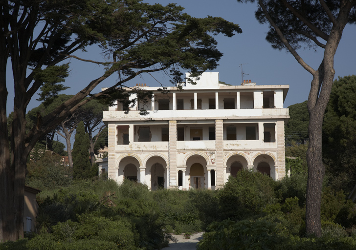 Façade sud-est, sur jardin.