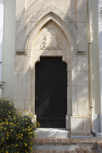 Porte d'entrée à décor néo-gothique.