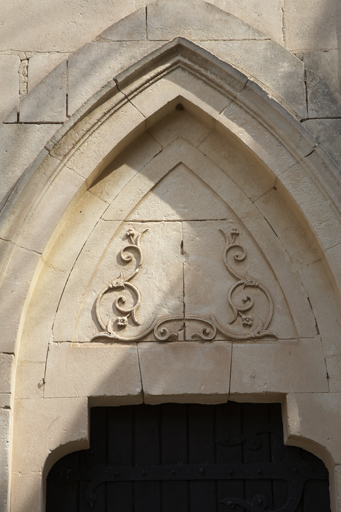 Tympan de la porte d'entrée.
