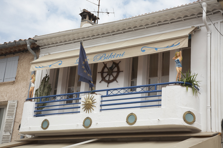 Restaurant Le Bikini. 42, rue Hoche. 2007 AB 337. Balcon de l'étage et sa décoration nautique. 