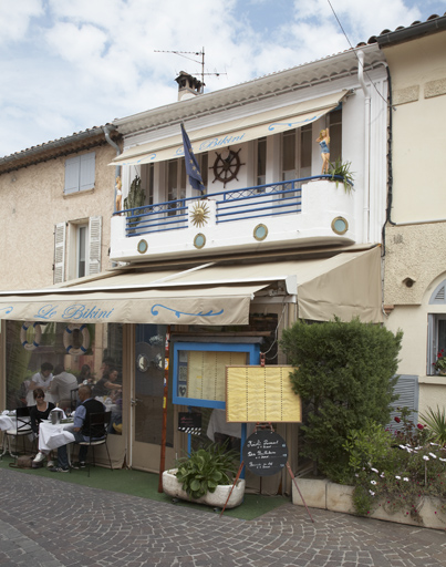 Immeuble actuellement occupé par un restaurant à décoration nautique. 42, rue Hoche. 2007 AB 337.