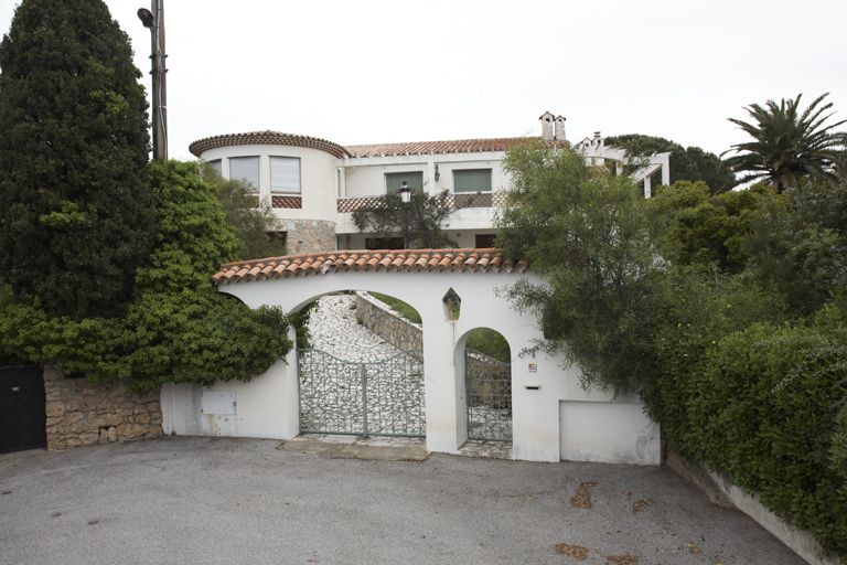 Villa Mya construite dans les années 1930, peut-être par l'architecte André Barbier-Bouvet.. Vue d'ensemble. Bouteilliers (les). Soleil (boulevard du). 2007 F4 459.