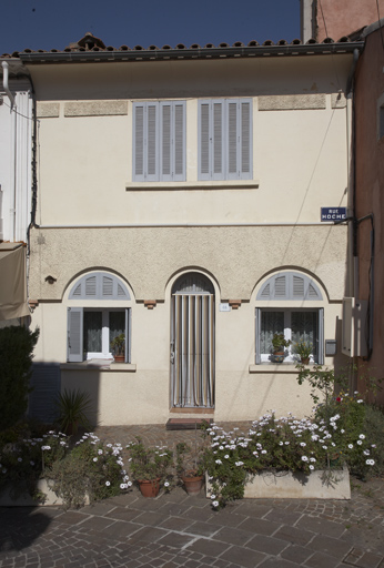 Maison construite dans l'entre-deux-guerre. Hoche (rue) 46. 2007 AB 338.