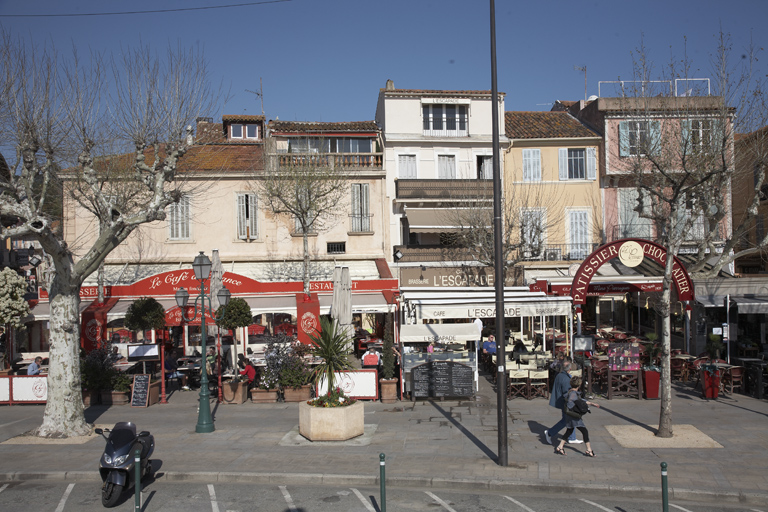 Alignement des maisons et des brasseries sur la place Victor-Hugo.