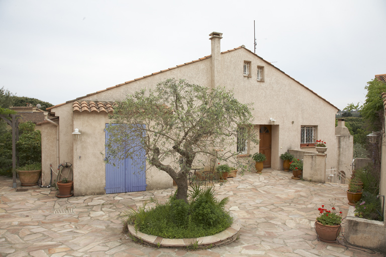 Villa régionaliste des années 1960 dont la façade antérieure est située sur le mur pignon. Bouteilliers (les). Soleil (chemin du). 2007 F4 1210.