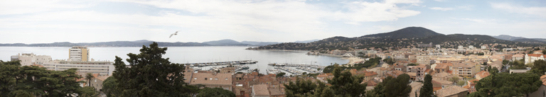Vue panoramique de la station balnéaire de Sainte-Maxime et du golfe de Saint-Tropez.