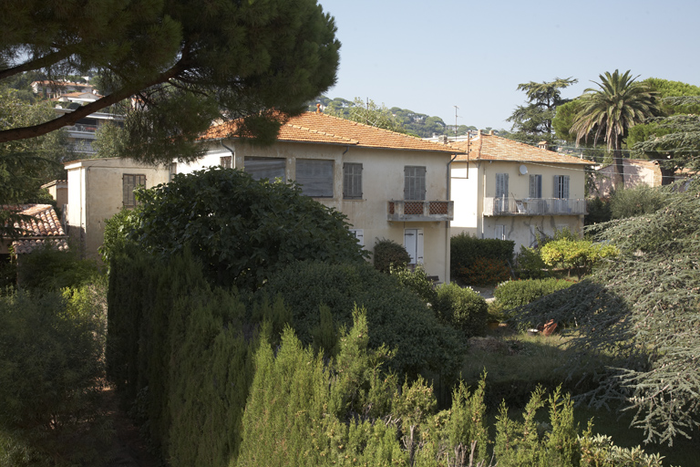 Ces deux villas de la première moitié du 20e siècle sont situées dans la même propriété, Clos Robert. Vue prise du sud-ouest. Batterie orientale (la). Berthie-Albrecht (boulevard) 59, 61. 2007 AD 266.