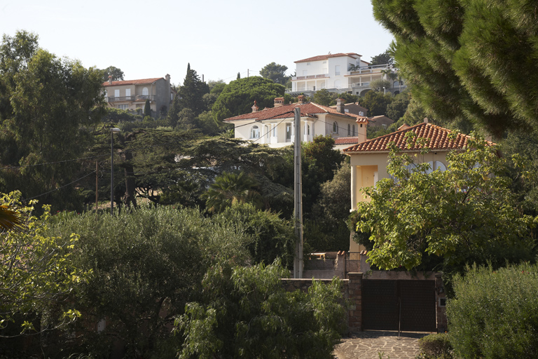 La villa et le garage surmonté du logement du jardinier au premier plan. Vue de situation prise du sud.