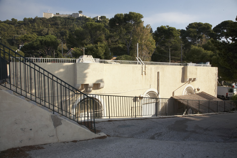 Corps de garde crénelé vu de l'épaulement de batterie de droite; sur la hauteur, le fort.
