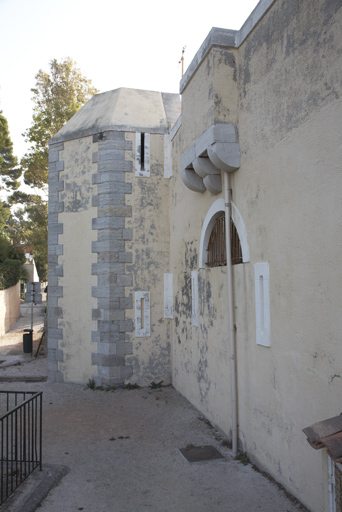 Corps de garde crénelé, détail de la face nord avec tourelle d'escalier.