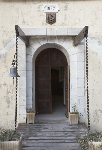 Corps de garde crénelé, détail de la porte.