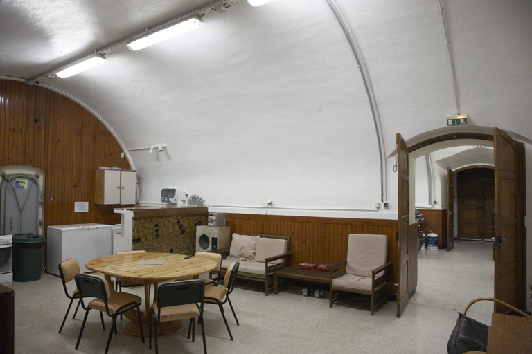 Corps de garde crénelé, casemate médiane.