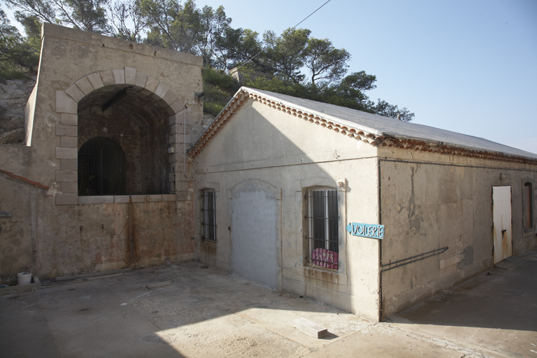 Cour, entrée du souterrain-caverne et bâtiment technique du poste optique 1905.