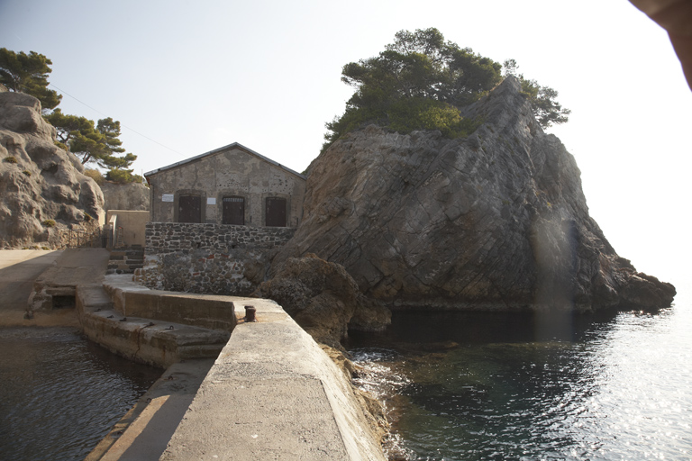 Appontement et bâtiment technique du poste optique 1905 vus de la mer, côté ouest.