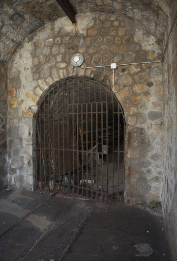 Local d'entrée ouvert et porte du souterrain-caverne  du poste optique 1905.