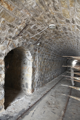 Tunnel et rails du souterrain-caverne  du poste optique 1905, porte de l'escalier.