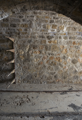 Tunnel  du souterrain-caverne  du poste optique 1905, détail de parements.