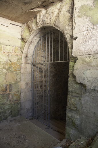 Souterrain-caverne, porte ou poterne de sortie.