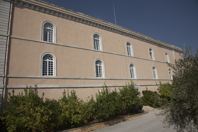 Façade extérieure (sud) de la caserne.