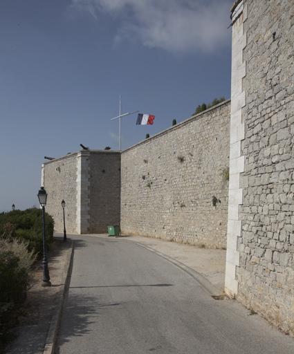 Front latéral ouest, bastions et courtine 4-5, vus du fossé devenu chemin.
