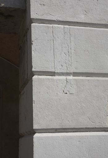 Porte du fort, détail de trou rebouché de la poulie du pont-levis.