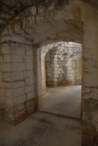 Magasin à poudre en caverne : porte du sas vers le vestibule.