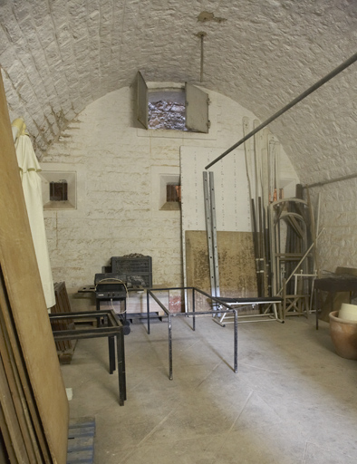 Magasin à poudre en caverne : salle des poudres vers le mur de fond.