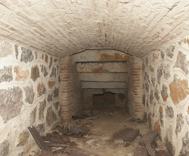 Magasin à poudre en caverne : vide technique de la branche postérieure du couloir.