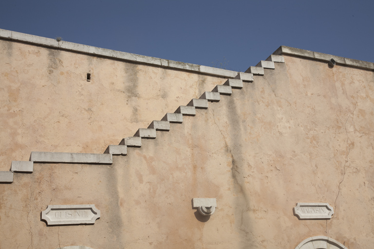 Revêtement est sur cour du cavalier, escalier et cartouches des cuisines et magasin.