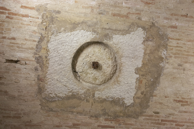 Caserne, ancienne citerne, détail de l'orifice de puisage à bouchon de pierre.