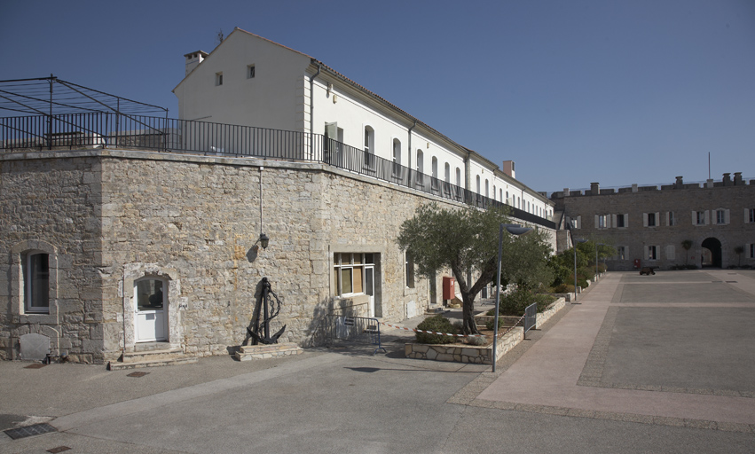 Casemates portant chemin de ronde à l'angle du bastion 4 et de la place d'armes