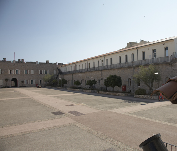 Place d'armes vue du nord-ouest, cavalier-caserne et aile droite des casemates.